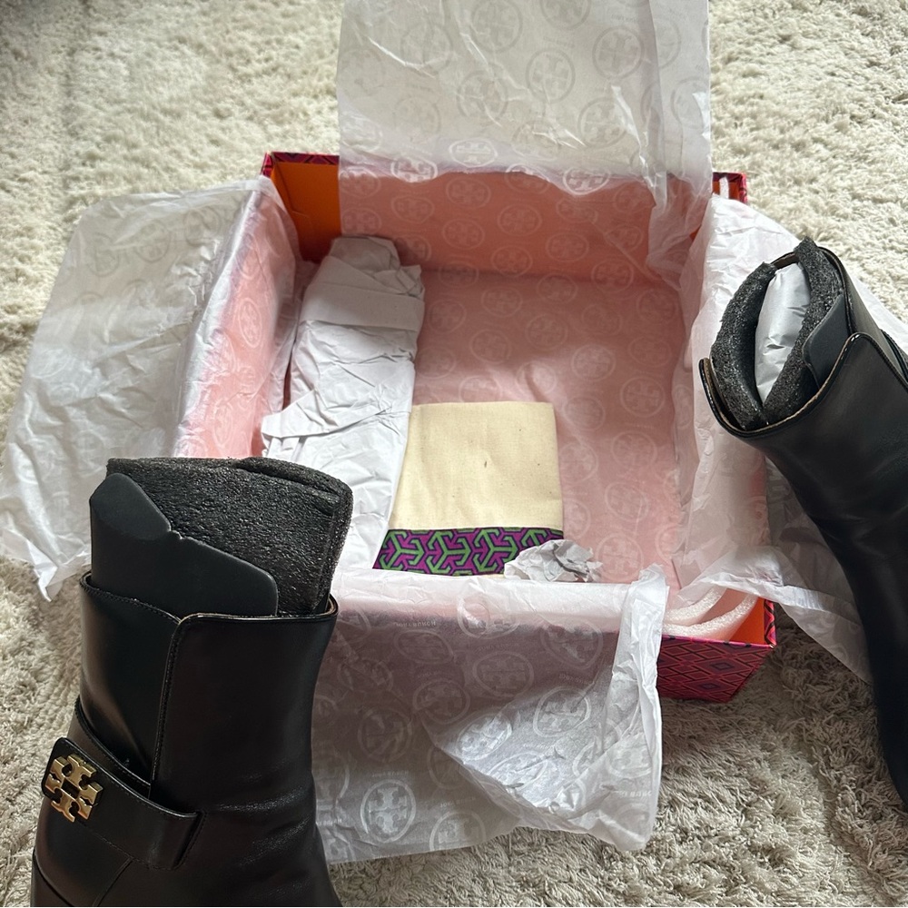 Tory Burch Kira Black Leather Ankle Boots 7 gold logo ankle short heeled - Picture 14 of 14